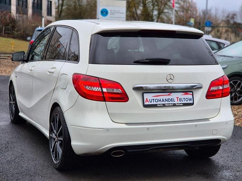 Gebraucht Mercedes B180 Night 122 PS (89 kW) 2012 Weiß Van / Kleinbus