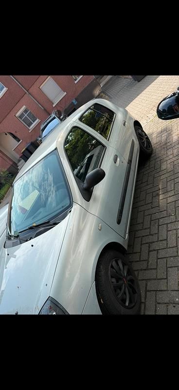 Gebraucht Renault Clio II 75 PS (55 kW) 2004 Silber Kleinwagen