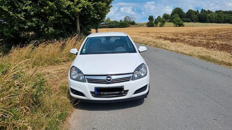 Weiß Gebraucht 2010 Opel Astra Innovation Limousine | 1.999 € (Superpreis) - Bild 1/4