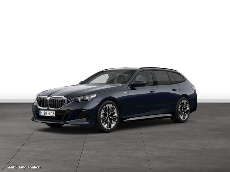 Carbonschwarz metallic Gebraucht 2024 BMW 520 Comfort Edition Kombi | 56.514 € (Fairer Preis) - Bild 1/4
