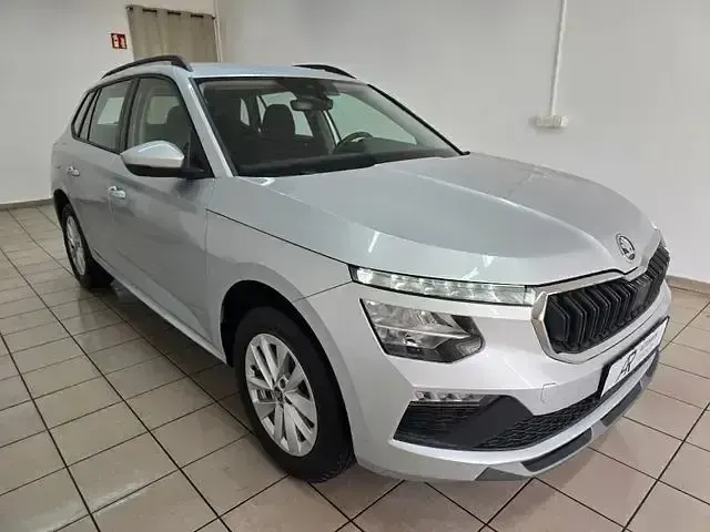 Usado Skoda Kamiq Selection 95 CV (69 kW) 2025 Plateado SUV