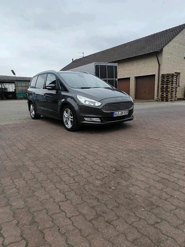 Grau Gebraucht 2018 Ford Galaxy Van / Kleinbus | 14.500 € (Fairer Preis) - Bild 1/4
