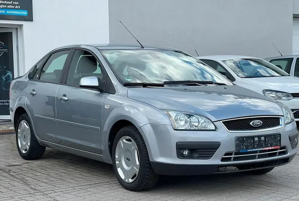 Używany Ford Focus Ghia 101 KM (74 kW) 2005 Srebrny Sedan/Limuzyna