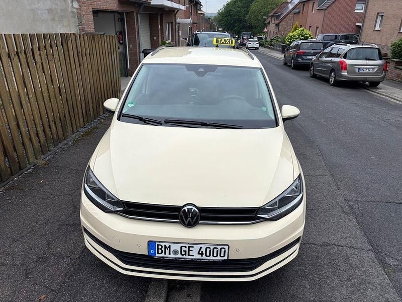 Gelb Gebraucht 2024 VW Touran Van / Kleinbus | 28.800 € (Fairer Preis) - Bild 1/4