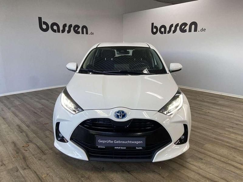 Schneeweiß Gebraucht 2020 Toyota Yaris Hybrid Club Kleinwagen | 17.980 € (Fairer Preis) - Bild 1/4