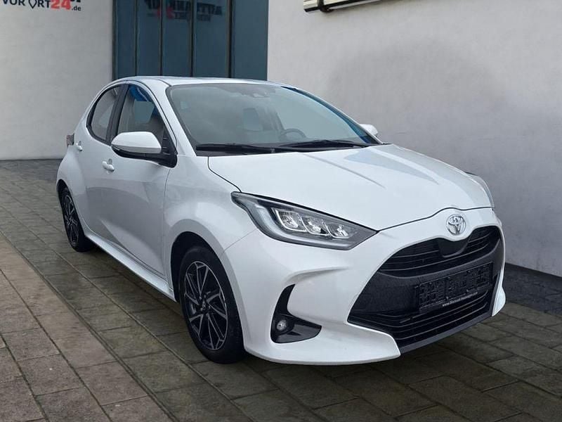 Weiß Gebraucht 2022 Toyota Yaris Team Limousine | 16.480 € (Guter Preis) - Bild 1/4
