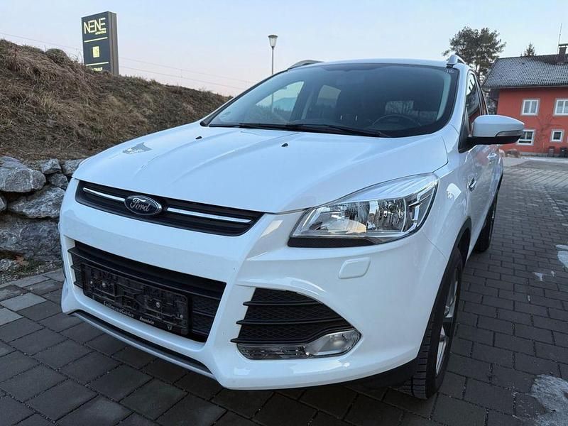 Gebraucht Ford Kuga Trend 150 PS (110 kW) 2015 Weiß SUV