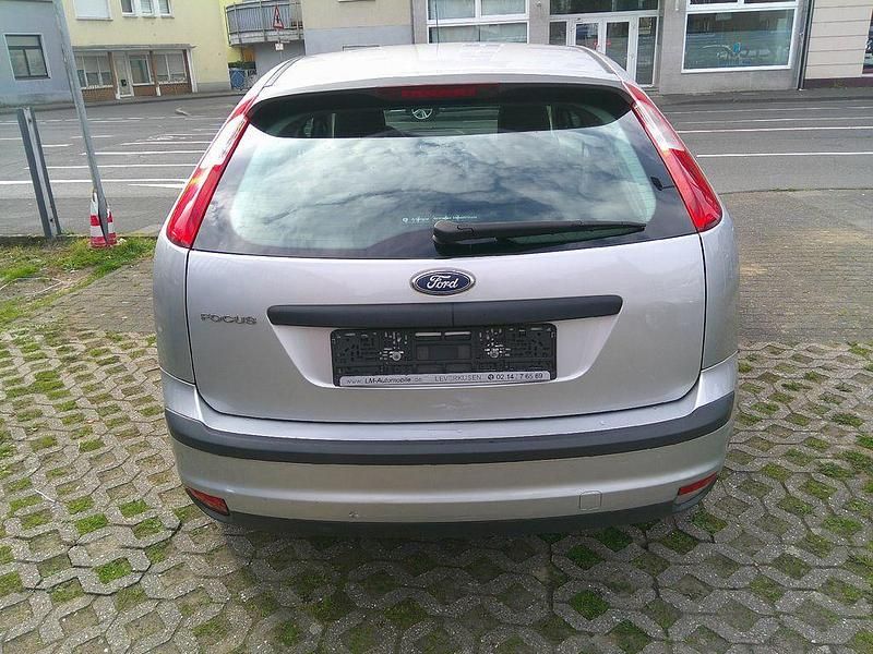 Gebraucht Ford Focus Trend 101 PS (74 kW) 2006 Silber Limousine