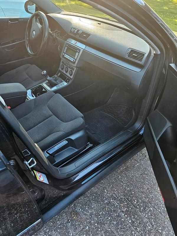 Schwarz Gebraucht 2007 VW Passat Limousine | 2.100 € - Bild 1/4