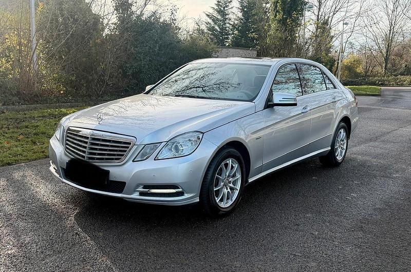 Silber Gebraucht 2011 Mercedes E200 Elegance Limousine | 8.500 € (Superpreis) - Bild 1/4