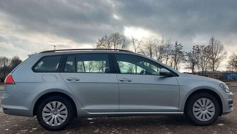 Silber Gebraucht 2016 VW Golf VII Kombi | 5.990 € - Bild 1/4
