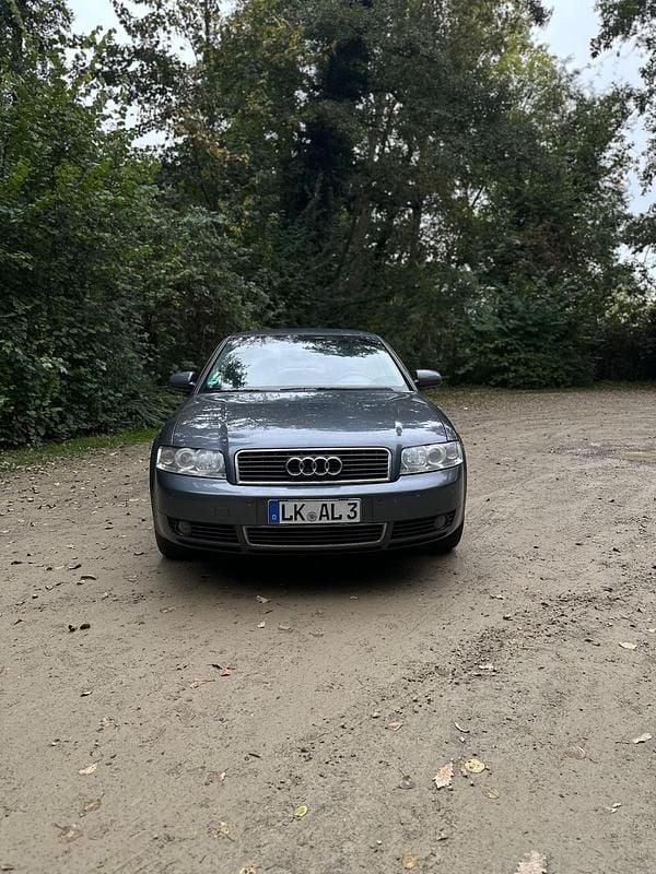 Grau Gebraucht 2002 Audi A4 Limousine | 2.200 € (Fairer Preis) - Bild 1/4