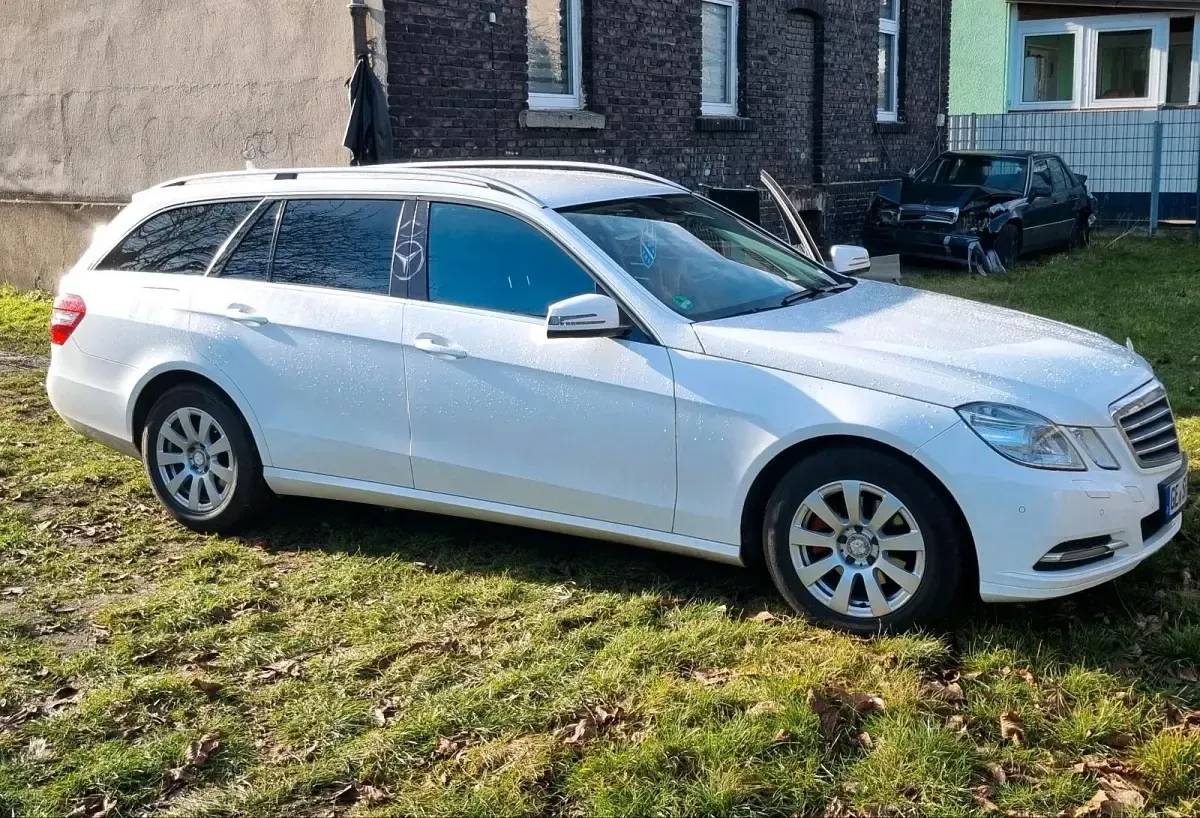 Gebraucht Mercedes E220 170 PS (125 kW) 2012 Weiß Kombi