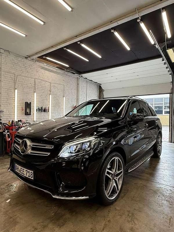 Schwarz Gebraucht 2017 Mercedes GLE350 AMG Kombi | 29.999 € - Bild 1/4