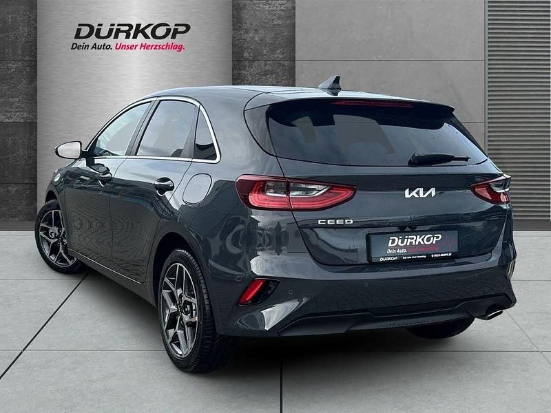 Neu Kia Ceed Style 140 PS (102 kW) 2025 Zilinaschwarz met. Kleinwagen