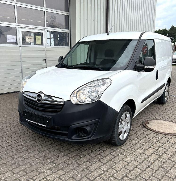 Weiß Gebraucht 2018 Opel Combo Edition Van / Kleinbus | 9.900 € (Guter Preis) - Bild 1/4