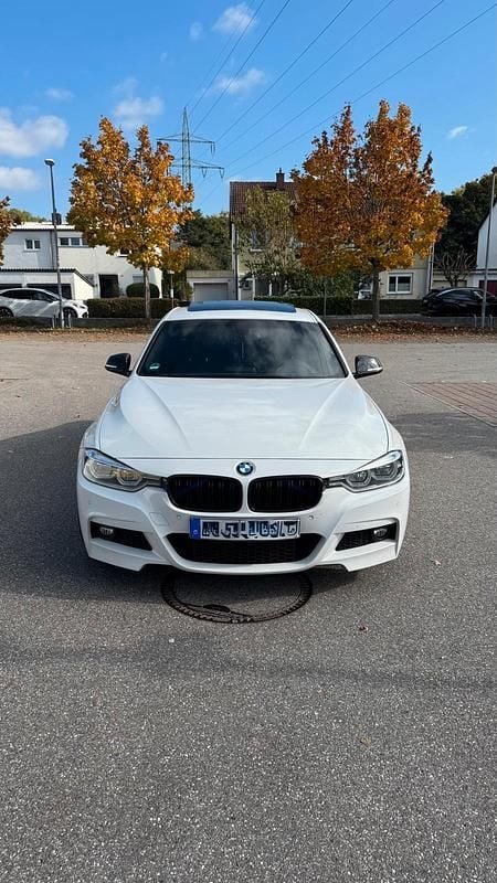 Weiß Gebraucht 2017 BMW 320 M Sport Limousine | 15.999 € (Guter Preis) - Bild 1/4