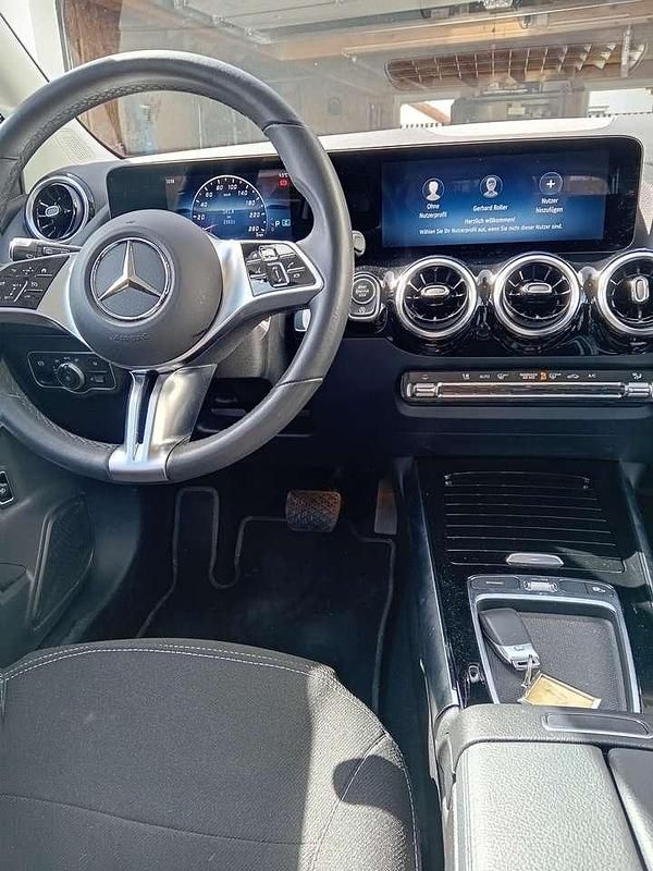 Gebraucht Mercedes B200 Advanced 163 PS (119 kW) 2023 Grau Van / Kleinbus