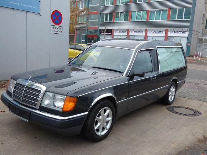 Gebraucht Mercedes 220 132 PS (97 kW) 1990 Schwarz Van / Kleinbus