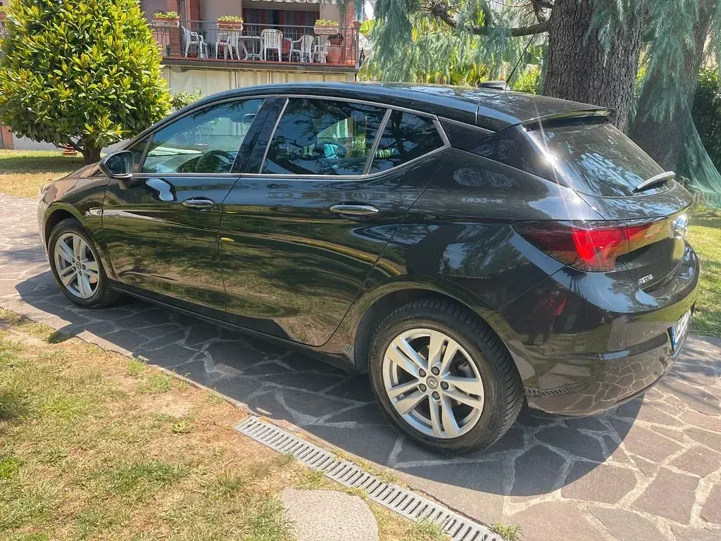 Gebraucht Opel Astra Active 105 PS (77 kW) 2017 Schwarz Limousine