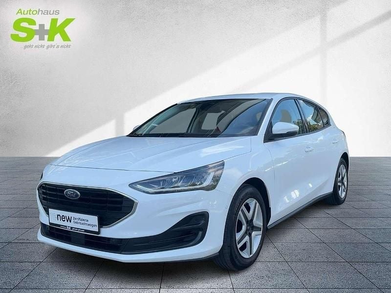 Frostweiß (weiß) Gebraucht 2022 Ford Focus Cool & Connect Limousine | 16.980 € (Guter Preis) - Bild 1/4