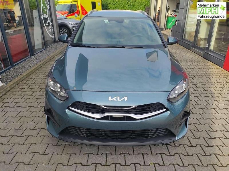 Neu Kia Ceed Sportswagon 140 PS (102 kW) 2025 Penta grau Kombi