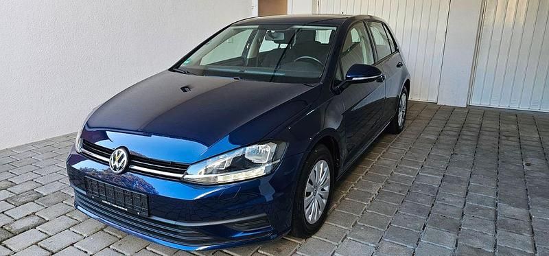 Blau Gebraucht 2020 VW Golf VII Trendline Limousine | 12.490 € (Superpreis) - Bild 1/4