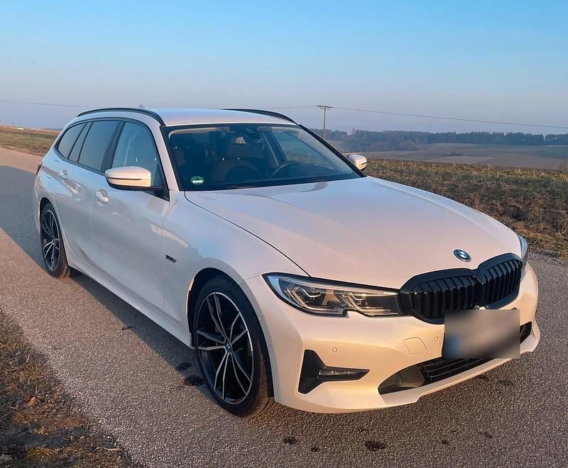 Gebraucht BMW 330e Advantage 292 PS (214 kW) 2021 Weiß Kombi
