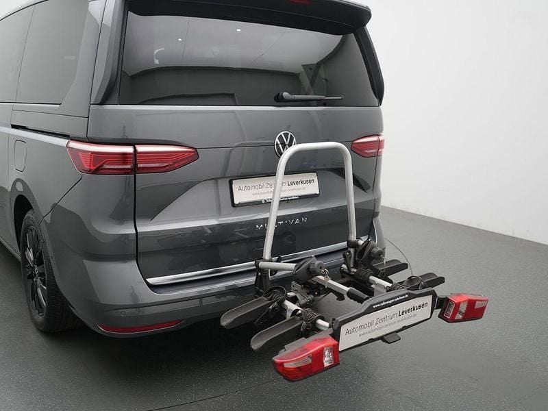 Second-hand VW Multivan Style 150 CP (110 kW) 2026 Negru Monovolum