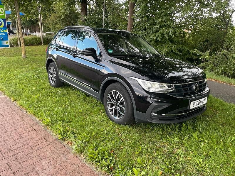 Schwarz Gebraucht 2022 VW Tiguan Life SUV | 29.980 € (Etwas zu teuer) - Bild 1/4