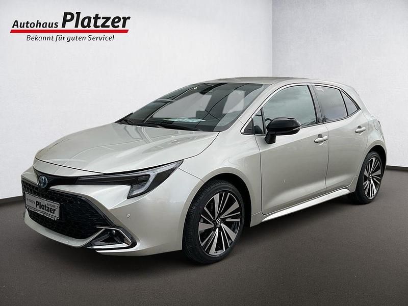Neu Toyota Corolla 98 PS (72 kW) 2025 Silber Limousine