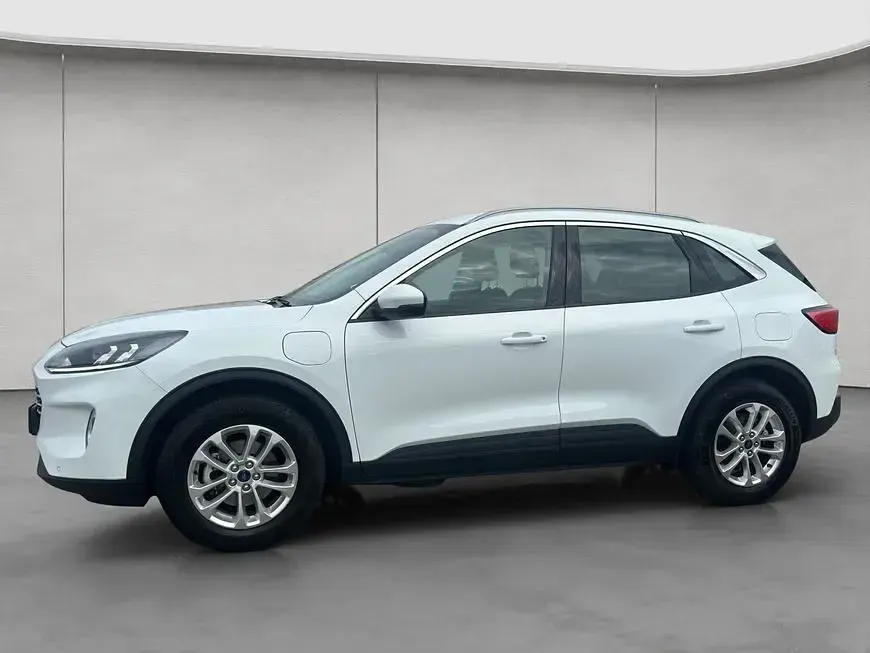 Usado Ford Kuga Titanium 152 HP (111 kW) 2022 Branco SUV