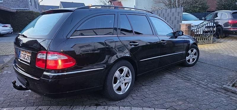 Gebraucht Mercedes E320 Avantgarde 204 PS (150 kW) 2005 Schwarz Limousine