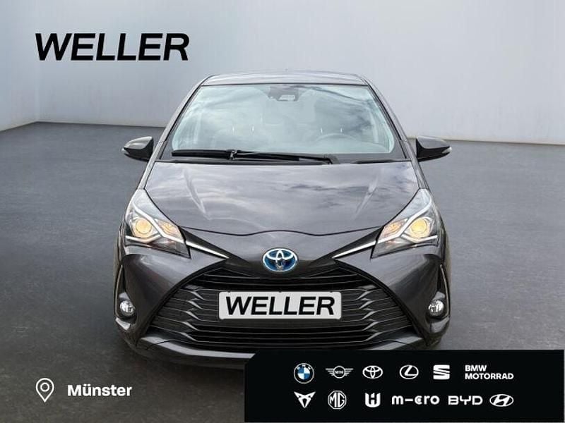 Gebraucht Toyota Yaris Hybrid Club 101 PS (74 kW) 2019 Grau Kleinwagen