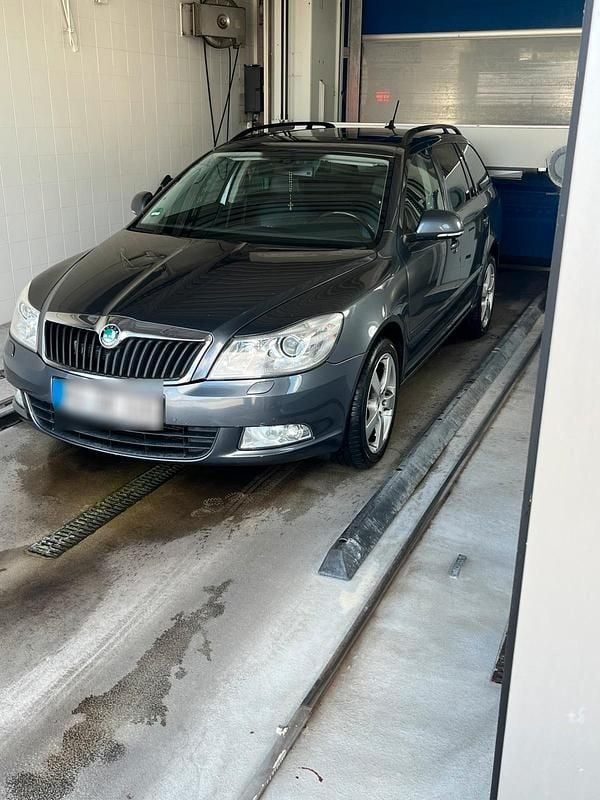 Grau Gebraucht 2010 Skoda Octavia Kombi | 5.700 € (Teuer) - Bild 1/4