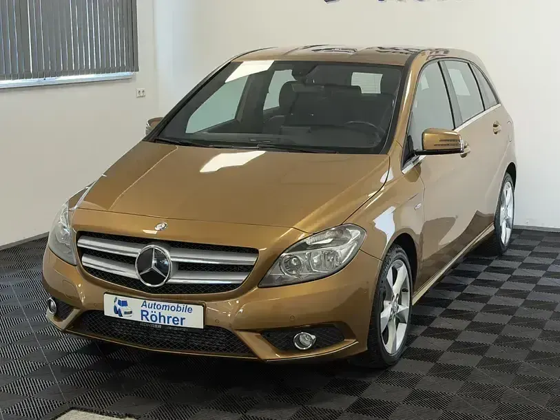 Gebraucht Mercedes B200 156 PS (114 kW) 2012 Braun Kleinwagen