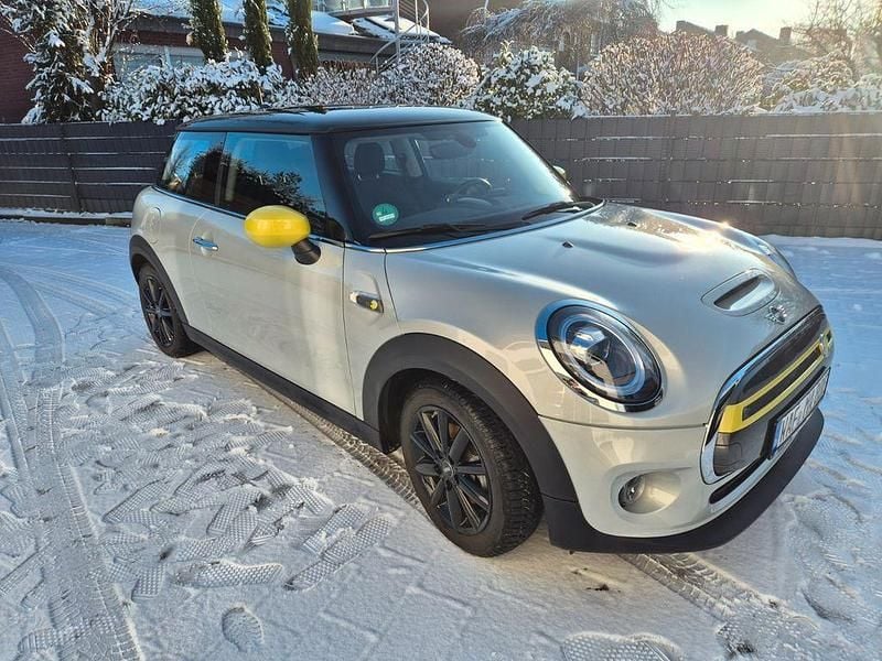 Weiß Gebraucht 2021 Mini Cooper SE Kleinwagen | 15.100 € (Guter Preis) - Bild 1/4