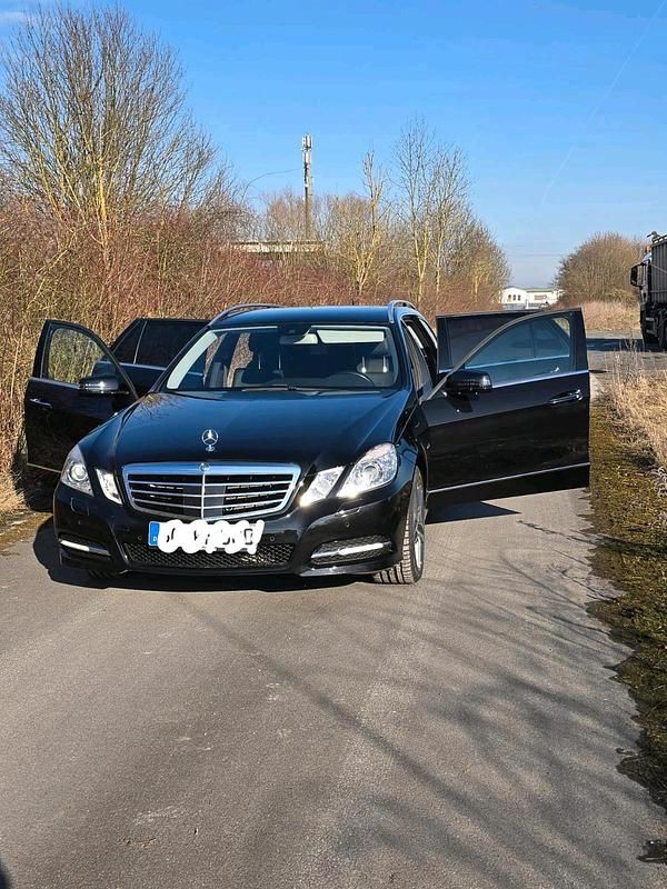 Schwarz Gebraucht 2012 Mercedes E300 Kombi | 21.550 € - Bild 1/4