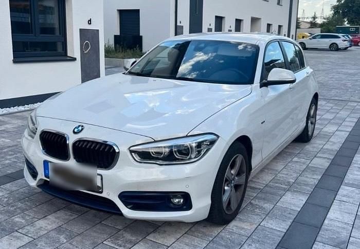 Weiß Gebraucht 2015 BMW 118 Sport Line Kleinwagen | 13.299 € - Bild 1/4