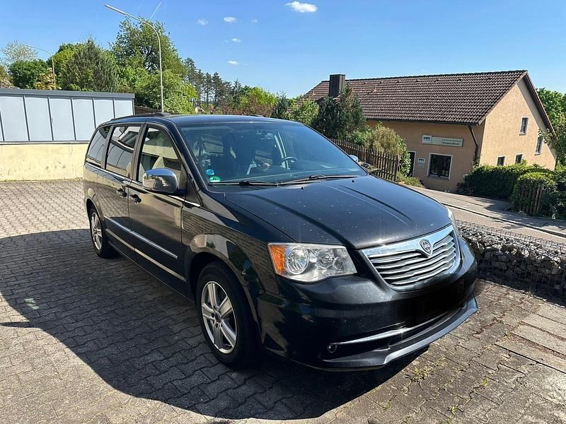 Schwarz Gebraucht 2014 Lancia Voyager Van / Kleinbus | 9.750 € (Fairer Preis) - Bild 1/4