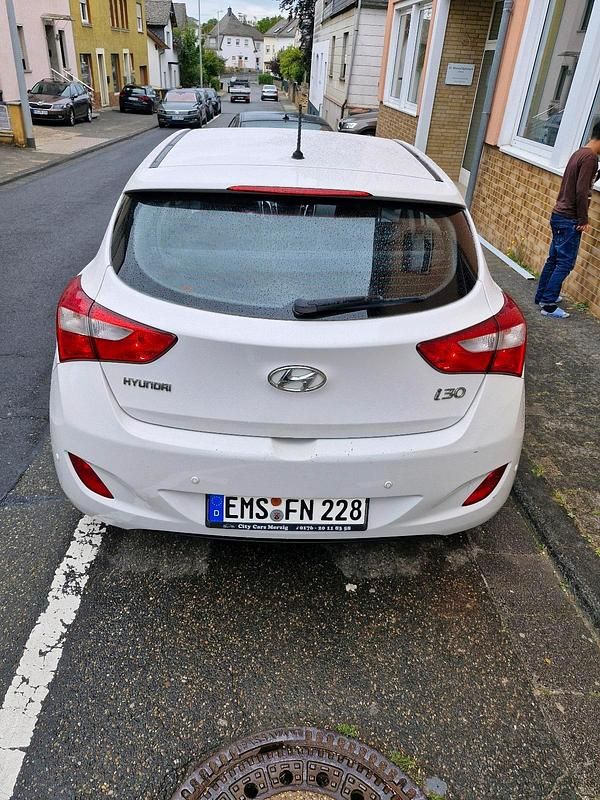 Weiß Gebraucht 2012 Hyundai i30 Limousine | 5.500 € (Fairer Preis) - Bild 1/4