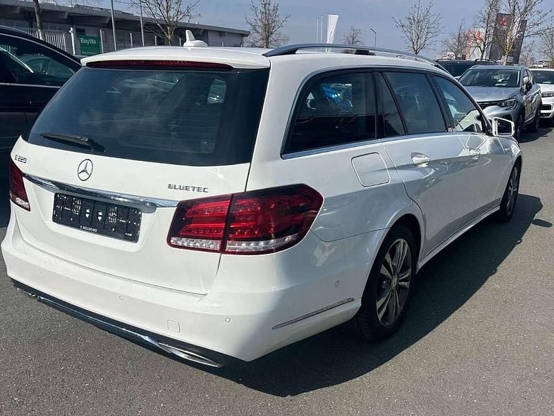 Gebraucht Mercedes E220 Avantgarde 170 PS (125 kW) 2015 Polarweiss Kombi