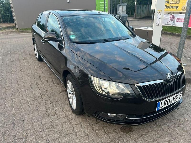 Braun Gebraucht 2014 Skoda Superb Ambition Limousine | 9.900 € (Superpreis) - Bild 1/4