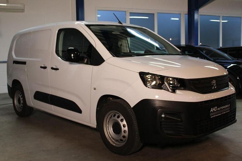 Gebraucht Peugeot E-Partner Premium 100 kW (136 PS) 2023 Weiß Van / Kleinbus