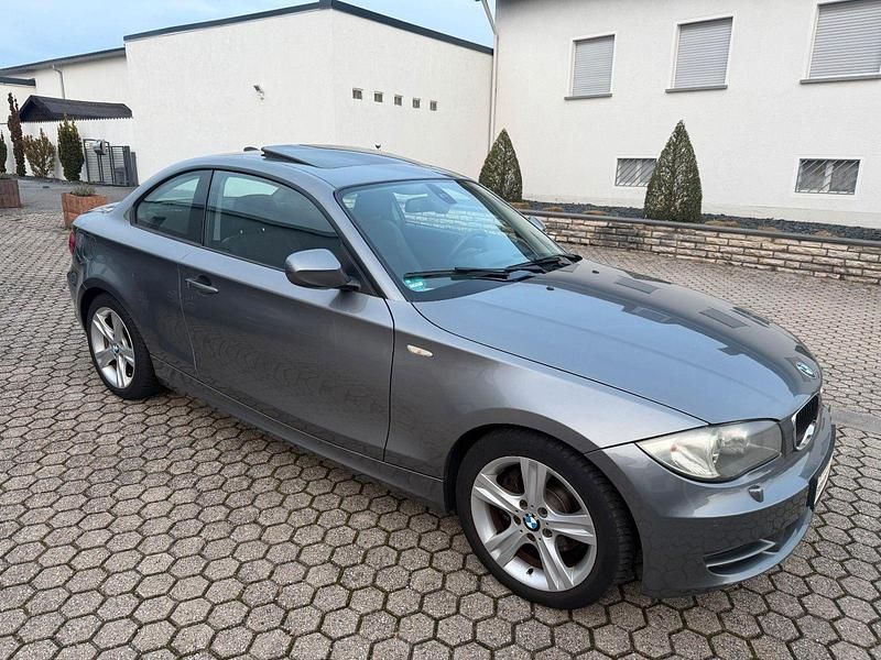 Grau Gebraucht 2011 BMW 120 Coupé Coupé | 8.500 € (Fairer Preis) - Bild 1/4