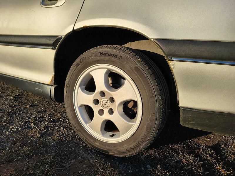 Gebraucht Opel Omega Edition 136 PS (100 kW) 1999 Silber Kombi