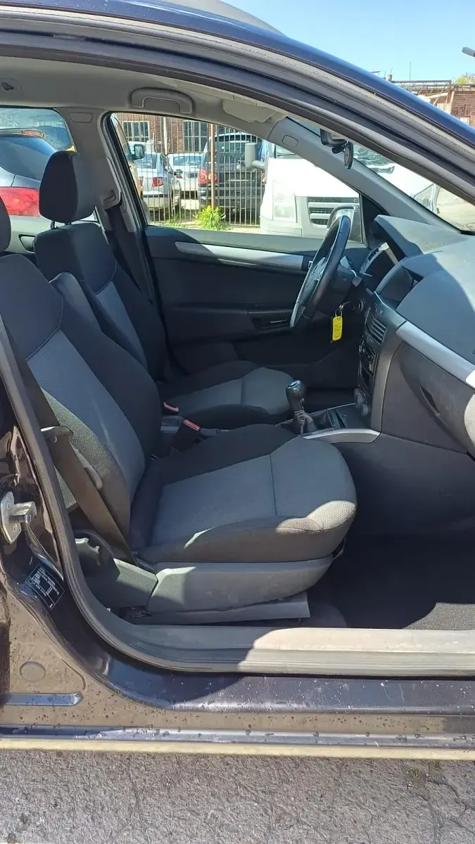Używany Opel Astra Edition+ 105 KM (77 kW) 2006 Czarny Kombi