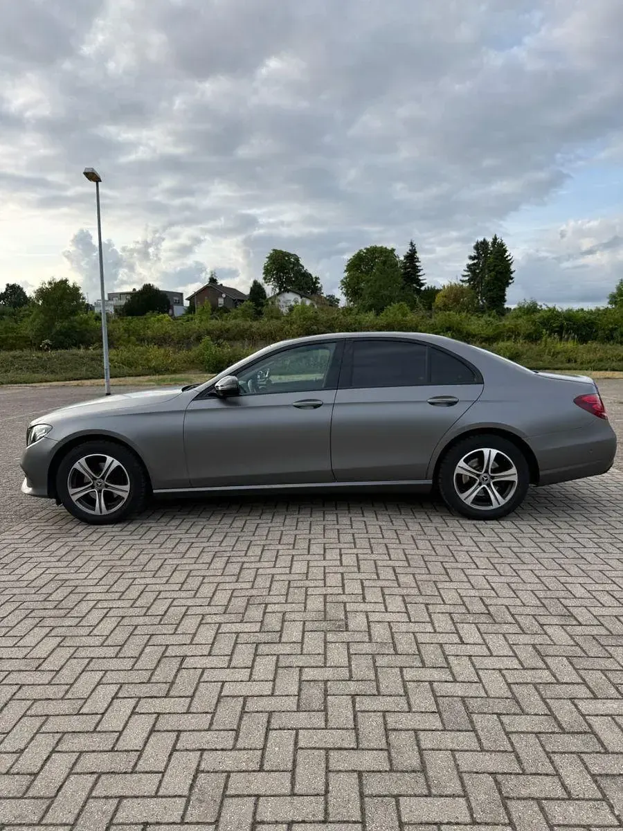 Gebraucht Mercedes E220 163 PS (119 kW) 2017 Grau Limousine