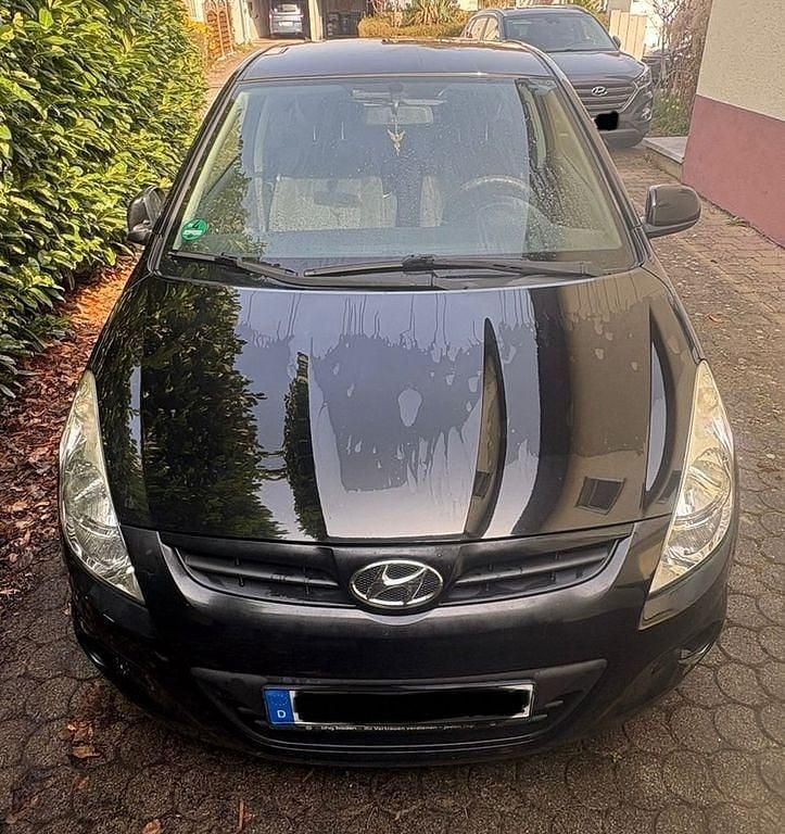 Gebraucht Hyundai i20 77 PS (56 kW) 2011 Schwarz Kleinwagen