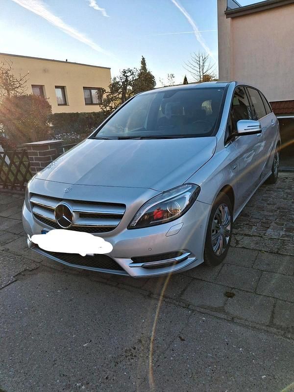 Silber Gebraucht 2011 Mercedes B200 Van / Kleinbus | 12.000 € (Teuer) - Bild 1/4